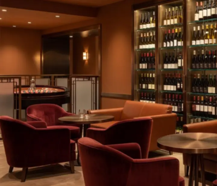Meghitt borsarok kaszinói lounge enteriőrrel, borfal és kényelmes fotelek